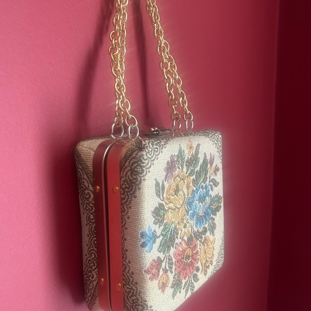 Vintage Delill floral tapestry square pill box style purse made in Italy. - Picture 3 of 14